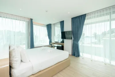 带浴缸和私人按摩浴池的套房 — Panwaburi Beachfront Resort